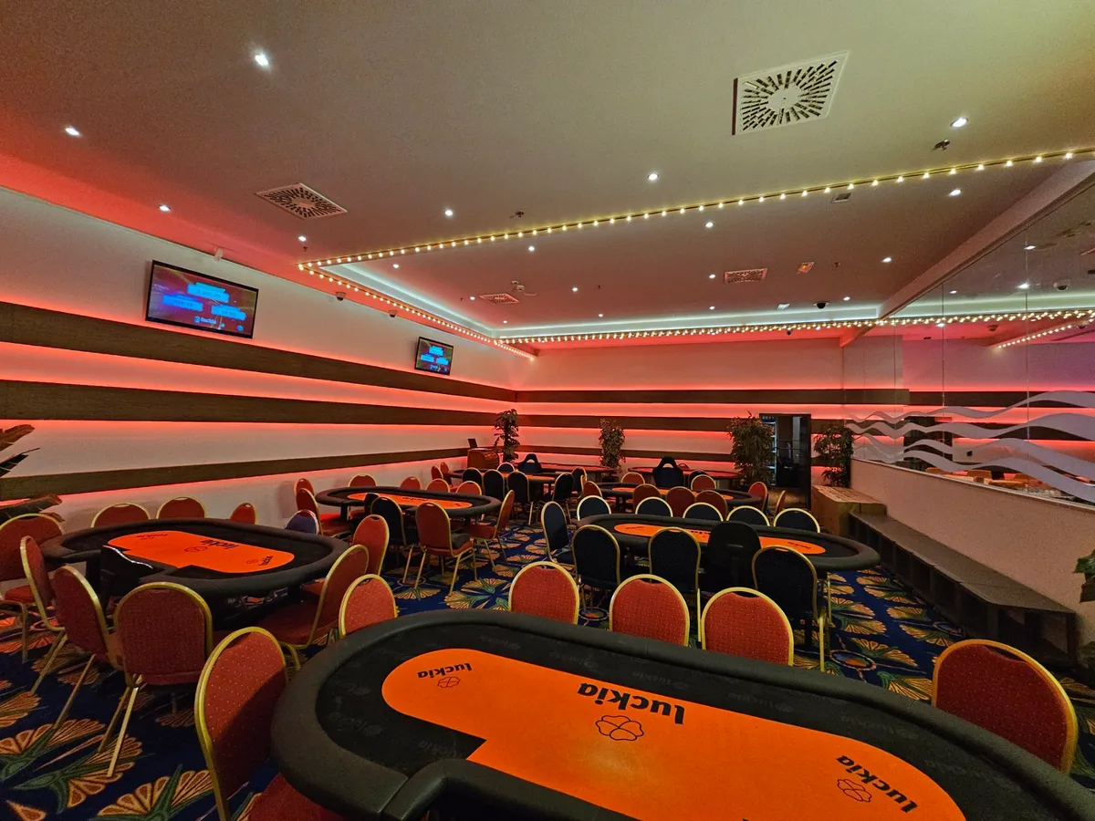 Casino salon sa stolovima za igru