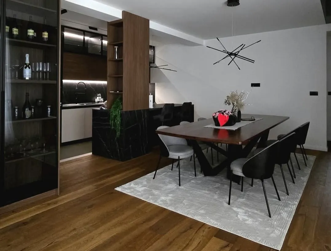 Detalj: blagovaonica s lusterom i drvenim stolom