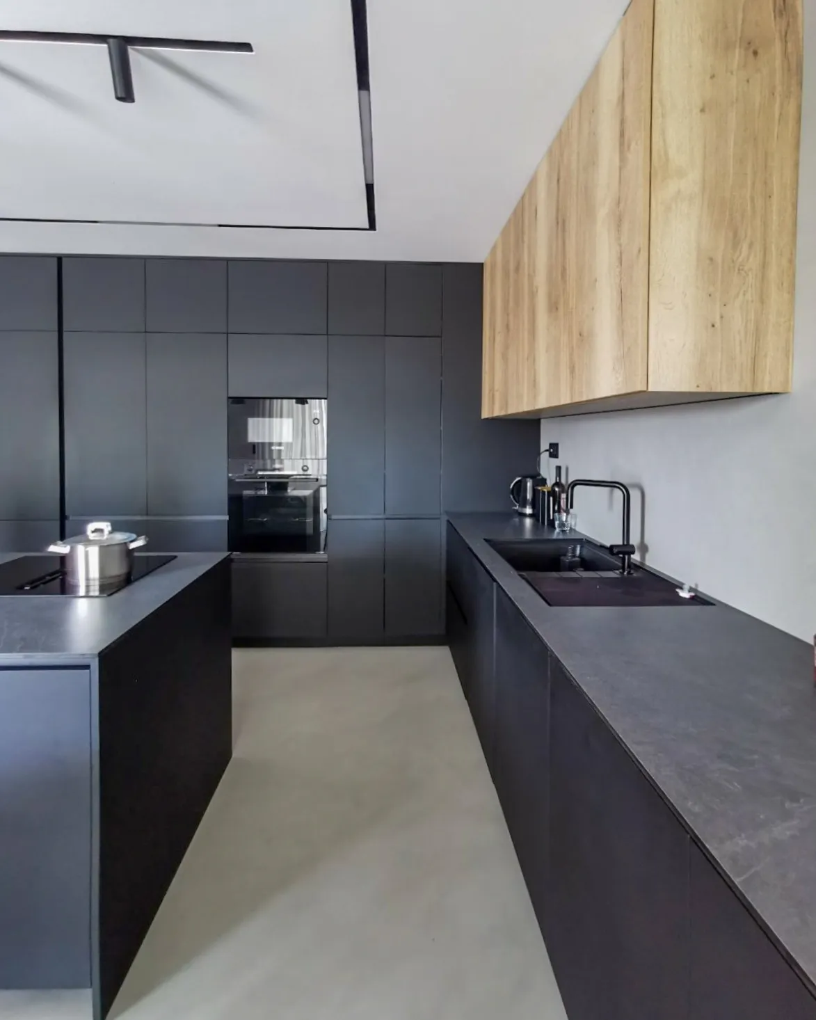 Kuhinja po mjeri u tamnim tonovima, detalj izvedbe