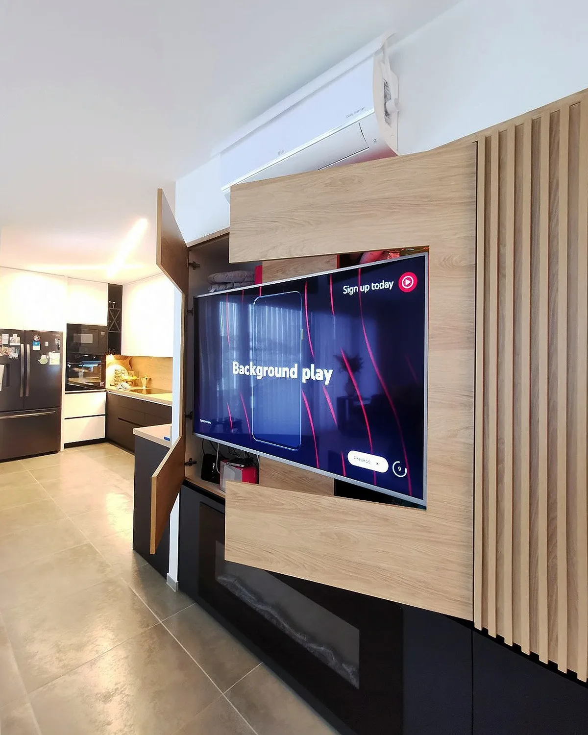 TV zid s drvenim lamelama