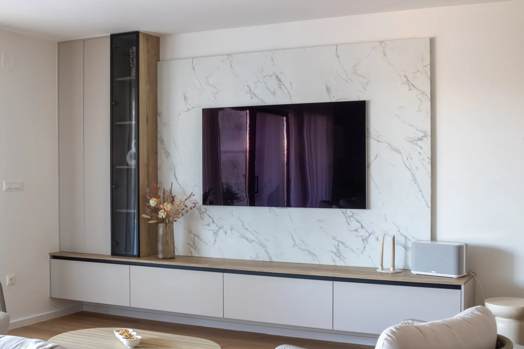 TV zid s mramornim panelom
